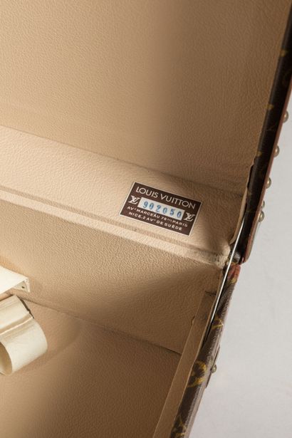 Louis VUITTON - Avenue Marceau (Paris): Alzer...