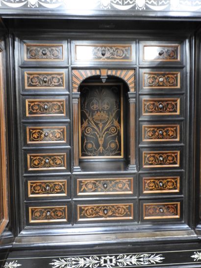 CABINET en chêne et placage d'ébène à riche...