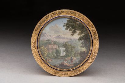 RARE round box in guilloché gold decorated...