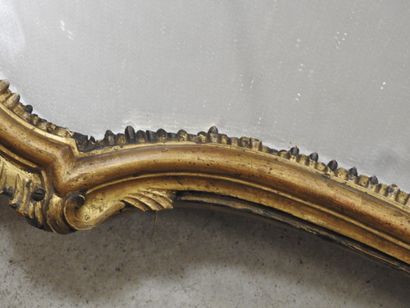 MIROIR chantourné en bois mouluré sculpté...