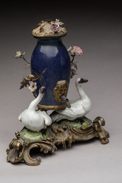 FONTAINE A PARFUM en porcelaine et bronze...