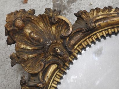 MIROIR chantourné en bois mouluré sculpté...