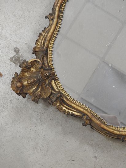 MIROIR chantourné en bois mouluré sculpté...