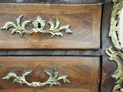 COMMODE TOMBEAU en bois de placage et marqueterie,...