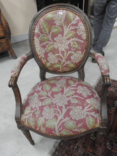 PAIR OF ARMCHAIRS in molded and carved natural...