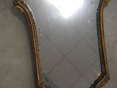 MIROIR chantourné en bois mouluré sculpté...