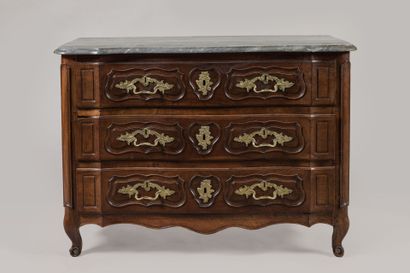COMMODE en noyer mouluré et sculpté, les...