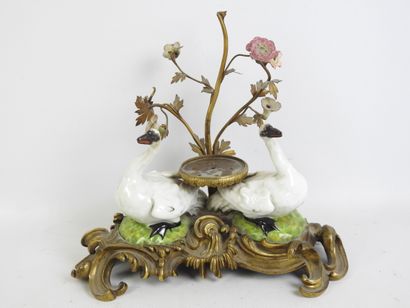 FONTAINE A PARFUM en porcelaine et bronze...