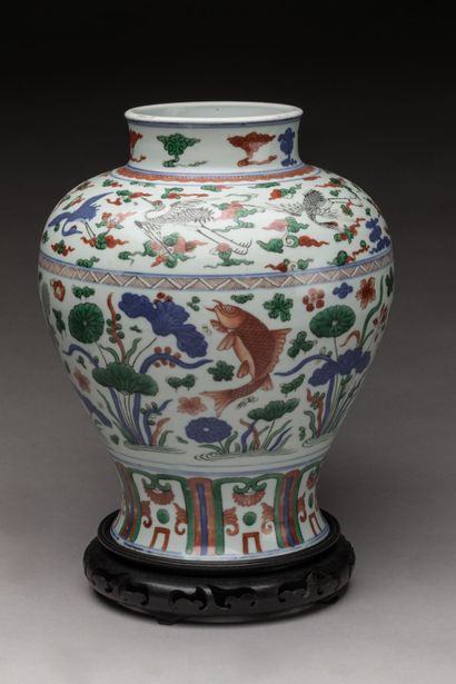 CHINA - 19th century
Porcelain baluster jug...