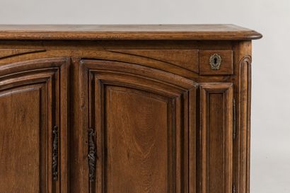 BUFFET DE BOISERIE en chêne mouluré, ouvrant...