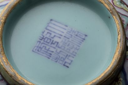 CHINA - 20th century
Small polychrome enameled...