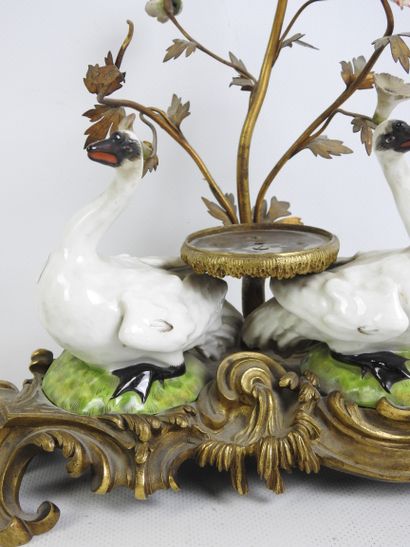 FONTAINE A PARFUM en porcelaine et bronze...