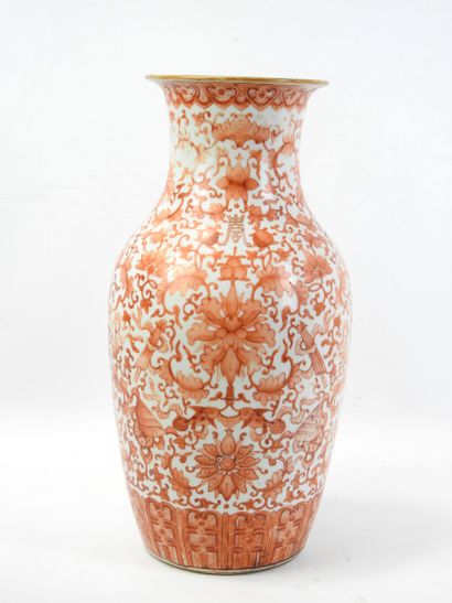 CHINA: Porcelain and coral enamel baluster...