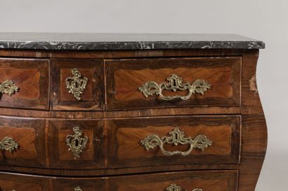 COMMODE TOMBEAU en bois de placage et marqueterie,...
