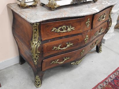 COMMODE TOMBEAU en bois de placage et marqueterie,...