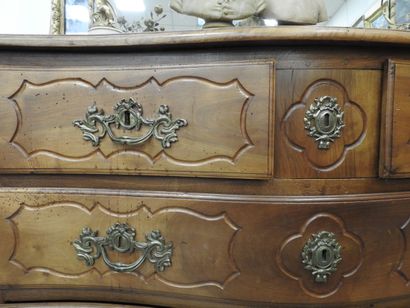 COMMODE en bois naturel, la façade légèrement...