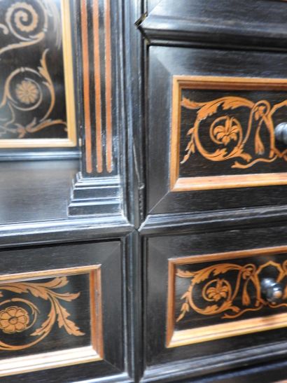 CABINET en chêne et placage d'ébène à riche...