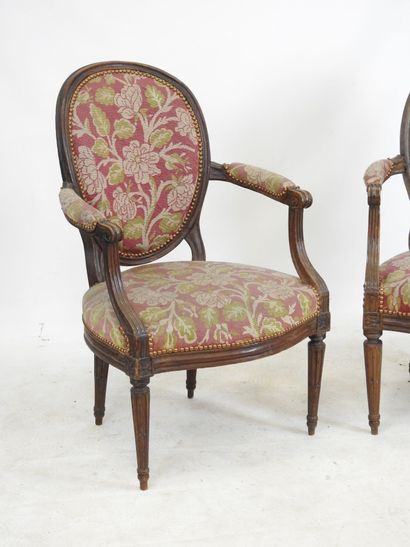 PAIR OF ARMCHAIRS in molded and carved natural...