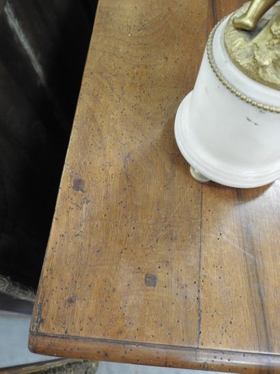COMMODE en bois naturel, la façade légèrement...