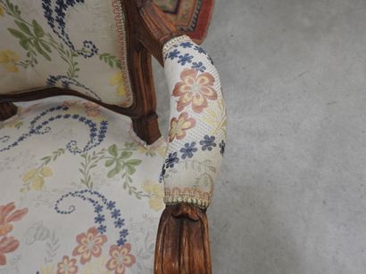 PAIRE DE FAUTEUILS cabriolet en bois naturel...