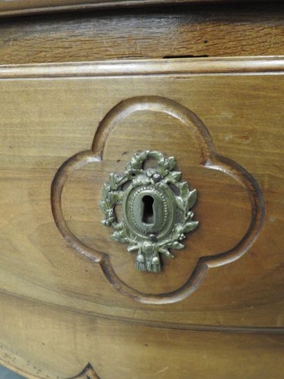 COMMODE en bois naturel, la façade légèrement...