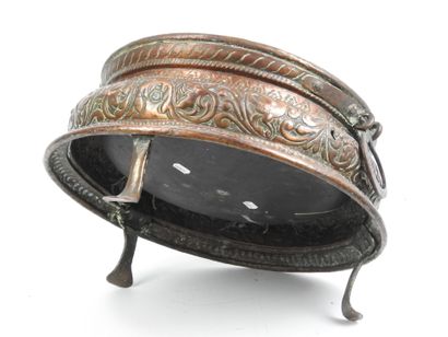 GRAND BRASERO en cuivre repoussé. Frise de...