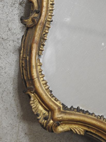 MIROIR chantourné en bois mouluré sculpté...