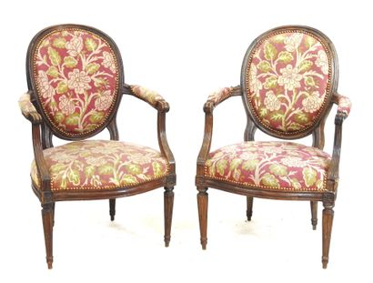 PAIR OF ARMCHAIRS in molded and carved natural...
