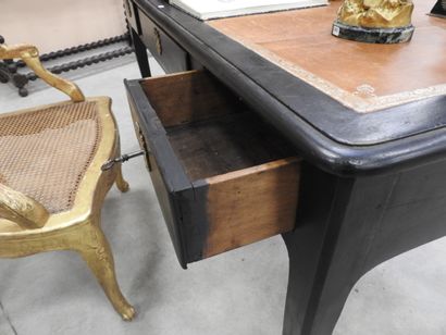 BUREAU PLAT en bois relaqué noir de forme...