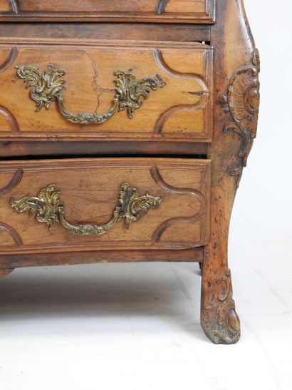 COMMODE TOMBEAU en noyer sculpté de rocailles,...