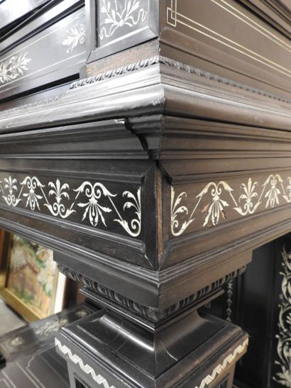 CABINET en chêne et placage d'ébène à riche...