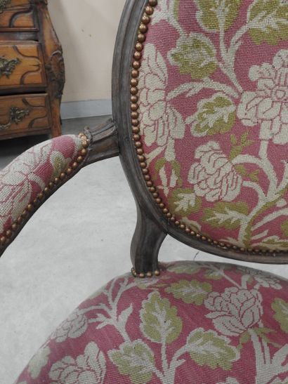 PAIR OF ARMCHAIRS in molded and carved natural...