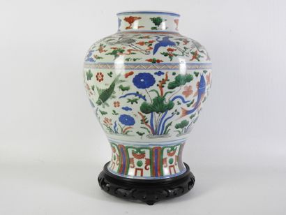 CHINA - 19th century
Porcelain baluster jug...
