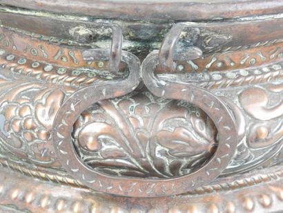 GRAND BRASERO en cuivre repoussé. Frise de...