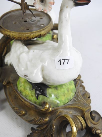 FONTAINE A PARFUM en porcelaine et bronze...