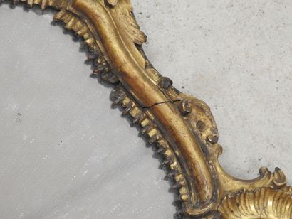 MIROIR chantourné en bois mouluré sculpté...