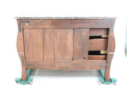 COMMODE TOMBEAU en noyer sculpté de rocailles,...