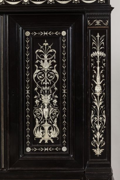CABINET en chêne et placage d'ébène à riche...