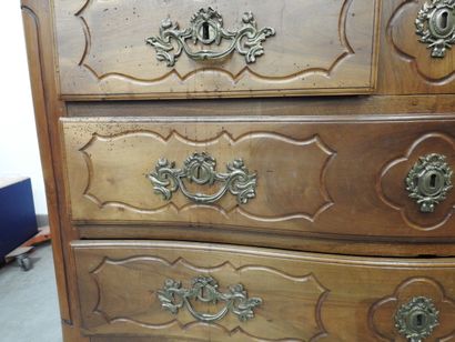 COMMODE en bois naturel, la façade légèrement...