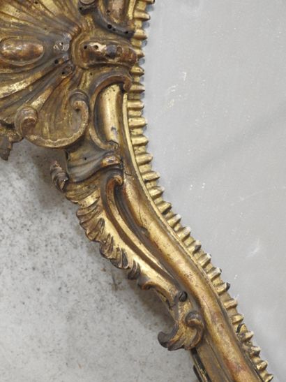 MIROIR chantourné en bois mouluré sculpté...