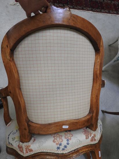 PAIRE DE FAUTEUILS cabriolet en bois naturel...