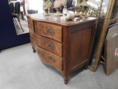 COMMODE en bois naturel, la façade légèrement...