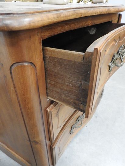 COMMODE en bois naturel, la façade légèrement...
