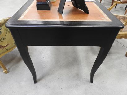 BUREAU PLAT en bois relaqué noir de forme...