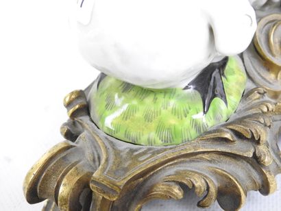 FONTAINE A PARFUM en porcelaine et bronze...