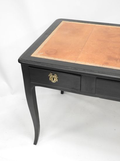 BUREAU PLAT en bois relaqué noir de forme...