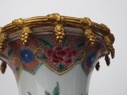 CHINE : Deux vases montés pouvant former...