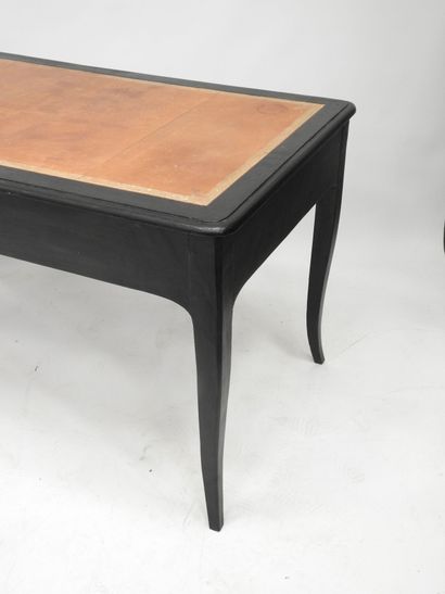 BUREAU PLAT en bois relaqué noir de forme...