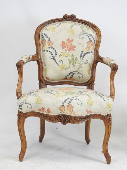 PAIRE DE FAUTEUILS cabriolet en bois naturel...