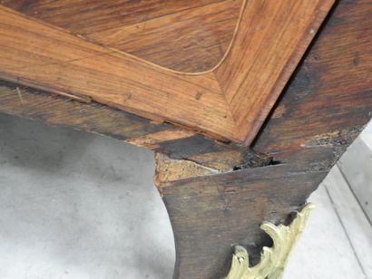 COMMODE TOMBEAU en bois de placage et marqueterie,...